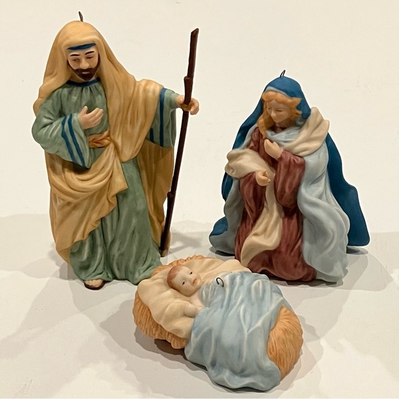 Hallmark | The Holy Family Keepsake Ornament Set - Picture 1 of 9